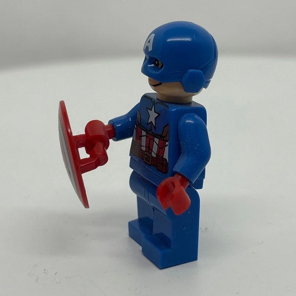LEGO Marvel Super Heroes Captain America Minifigure with Shield and Helmet 2012